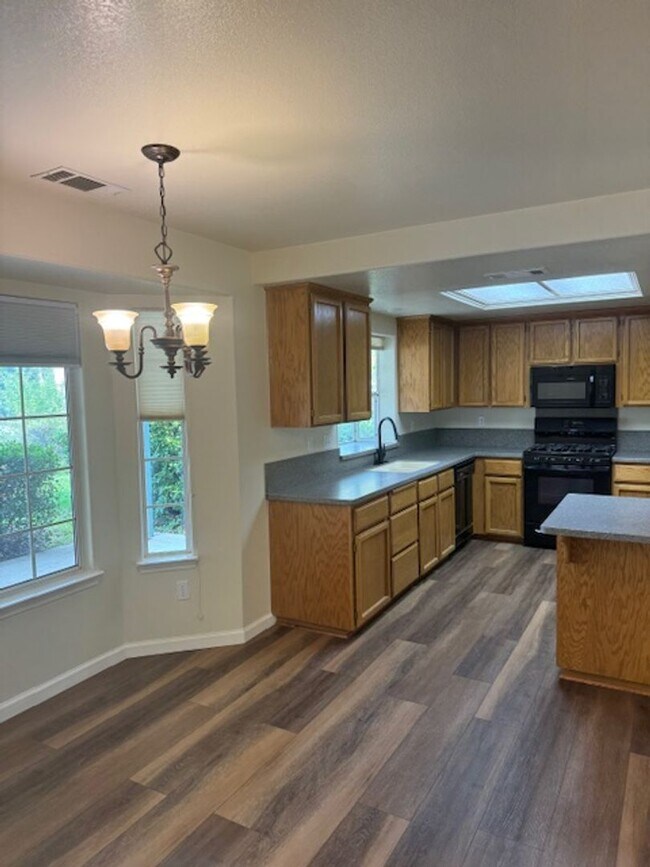 Building Photo - Home in Country Heights with Landscaping i...