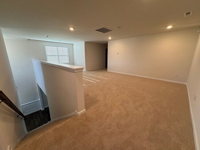 Building Photo - Beautiful Four Bedroom Townhouse in Sherri...