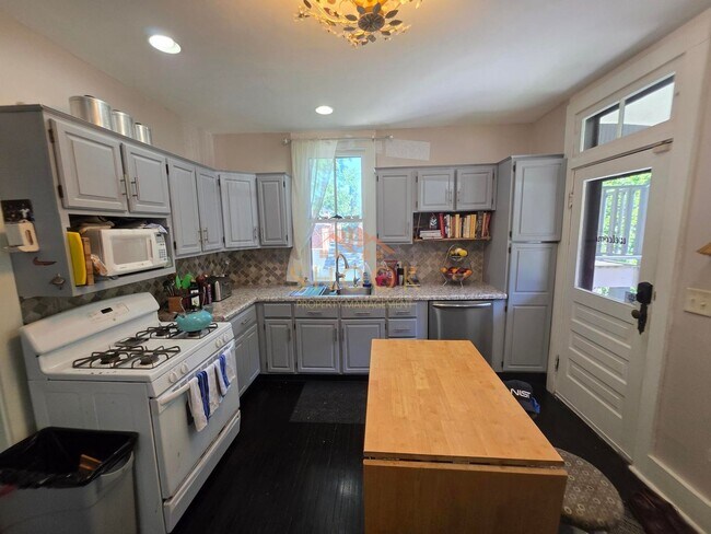 Building Photo - LARGE 4 BR HOME CLOSE TO DOWNTOWN W/ LOTS OF AMENITIES
