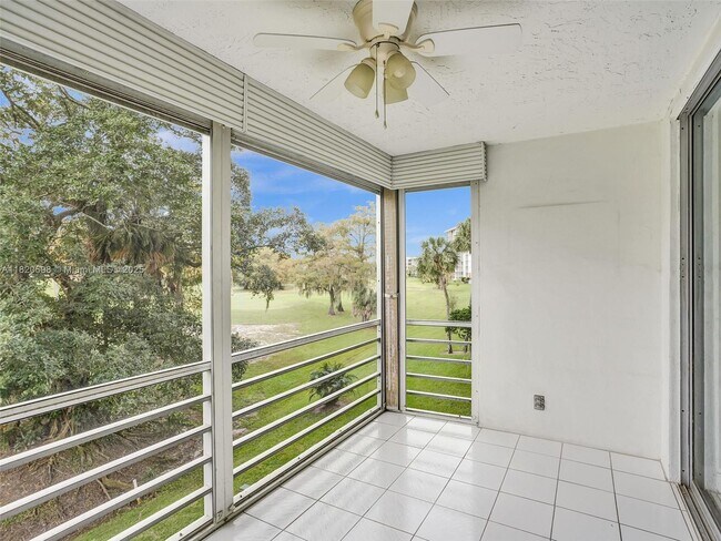 Building Photo - 605 Oaks Dr