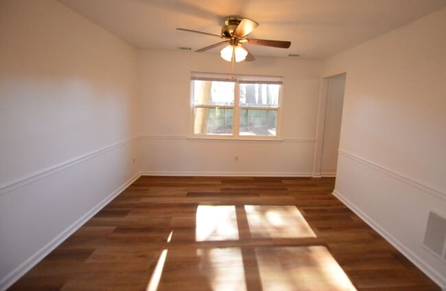 Building Photo - 6 Bedrooms-Little Neck Area