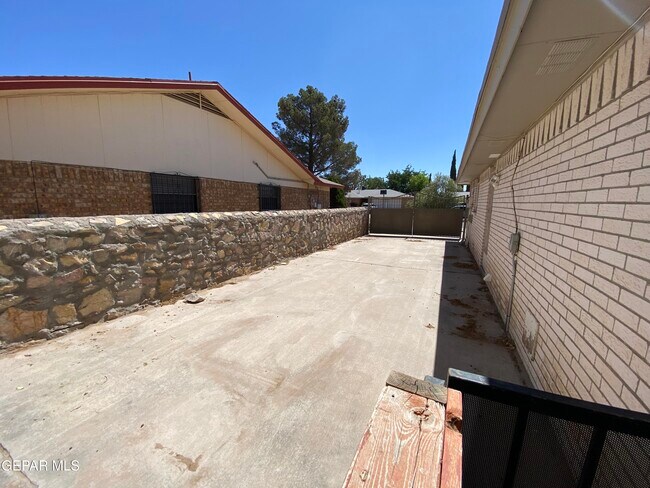 Building Photo - 3217 Tomahawk St