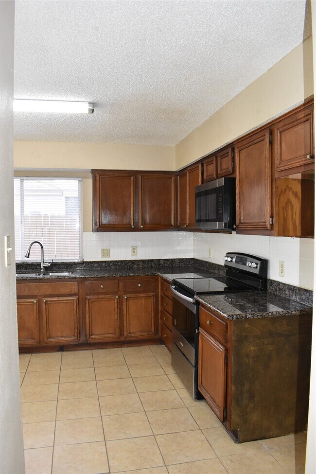Building Photo - 8903 Kalewood Dr