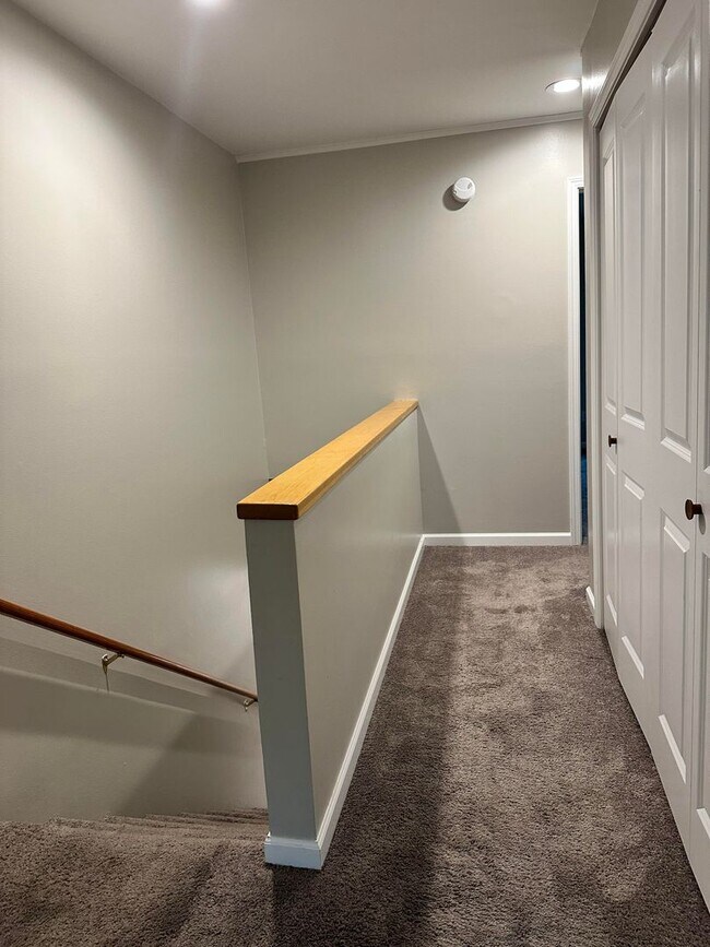 Building Photo - PRICE REDUCED! 3 bedroom, 2.5 bath Townhou...