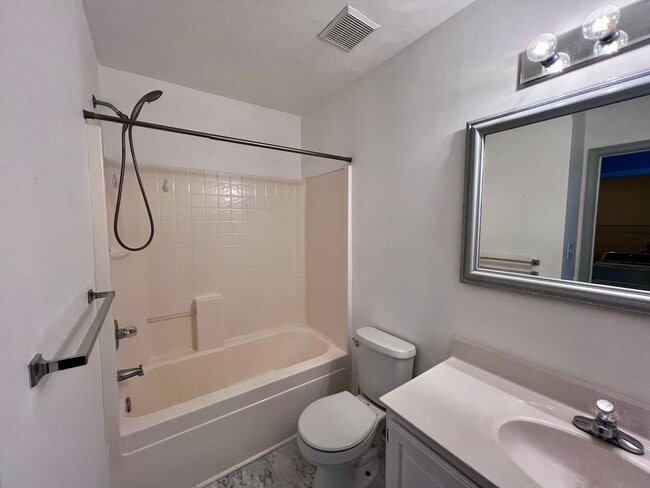 Building Photo - Charming Lakefront Townhome