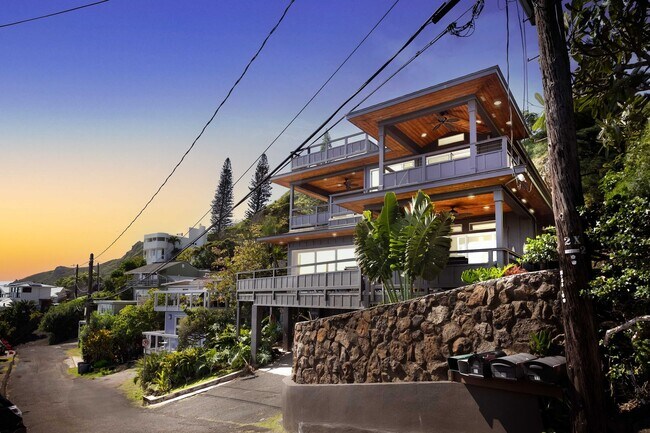Building Photo - Available Now ! Lanaikai - Furnished home with a view | 6–12 Month Lease**