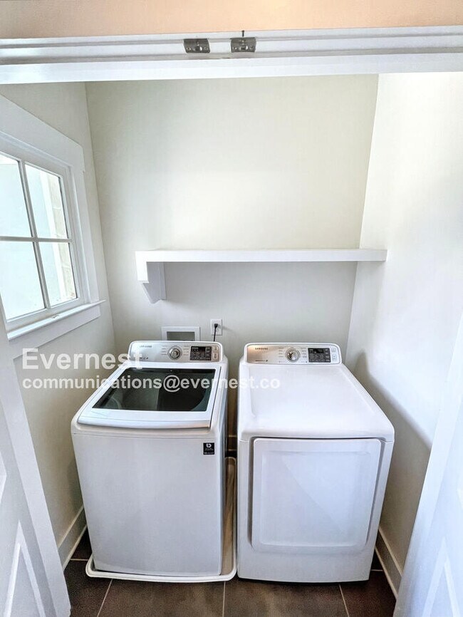 Building Photo - Spacious Town Home with Fenced Yard and Ample Parking