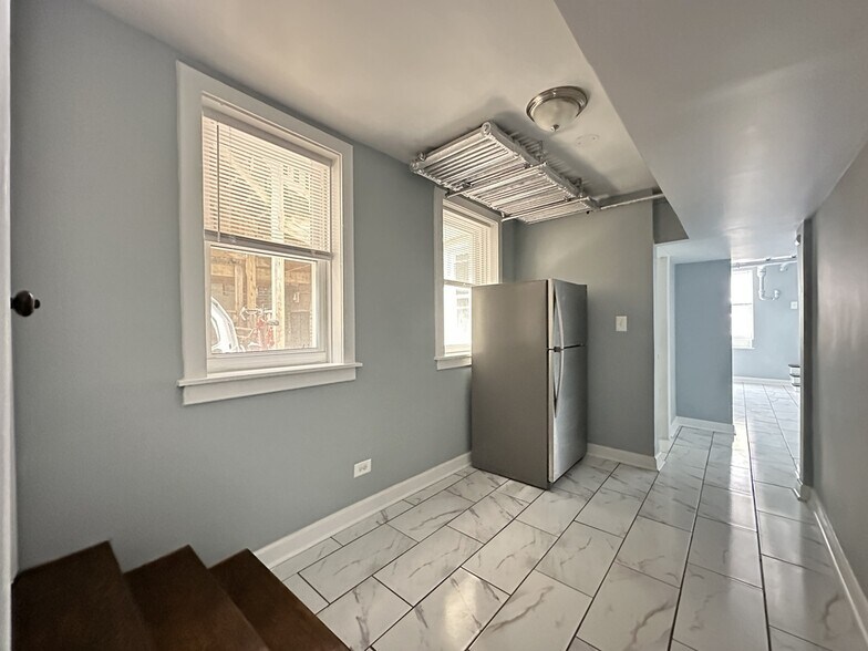 Building Photo - 5664 N Ridge Ave