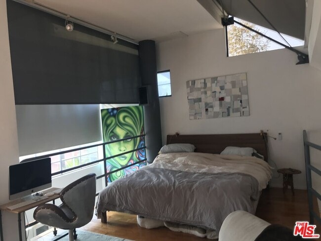 Building Photo - 1015 Marine St