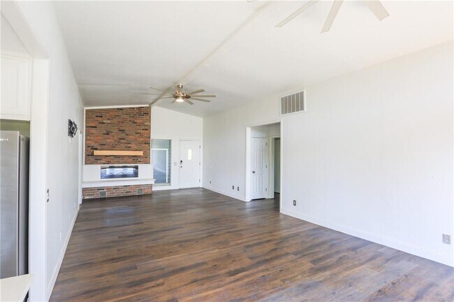 Building Photo - 42 Hope Dr