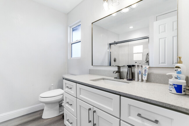 Master Bathroom - 3290 Cabrillo Dr