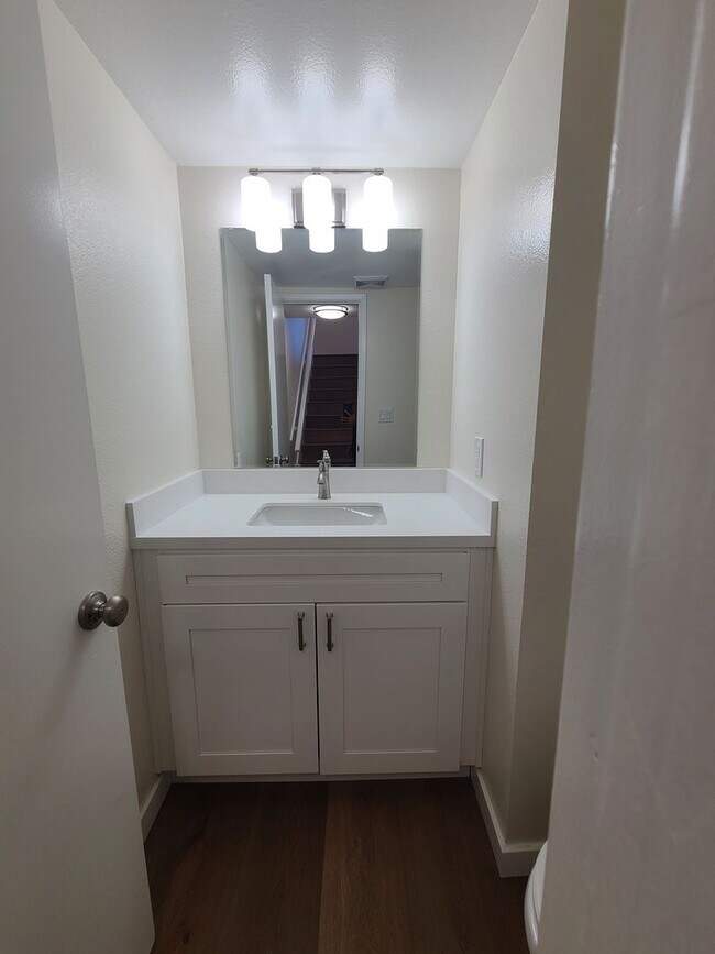 Building Photo - Spacious and remodeled 2 Bed 2.5 baths in ...