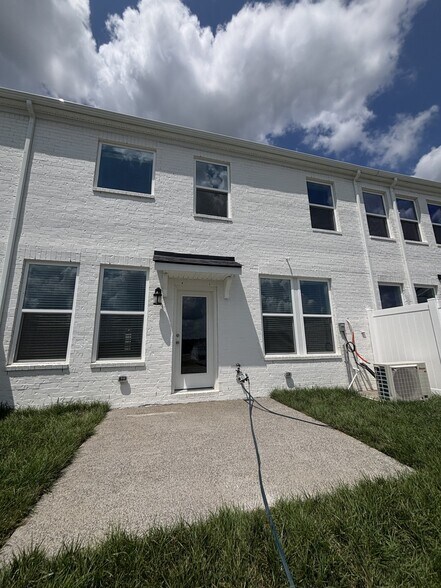 Building Photo - 607 Club View Way