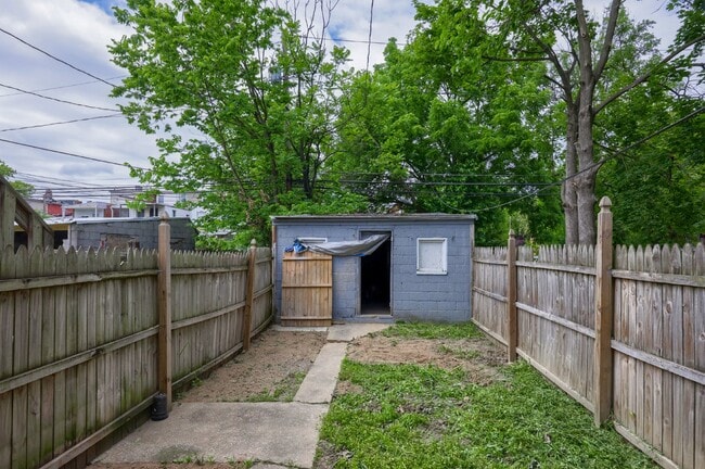 Building Photo - 5 bedroom 1.5 bath. Home available now.