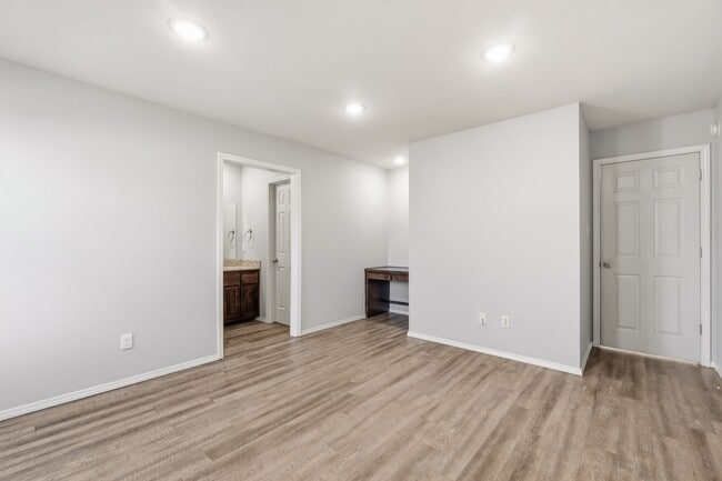 Building Photo - 2009 Knoxville St