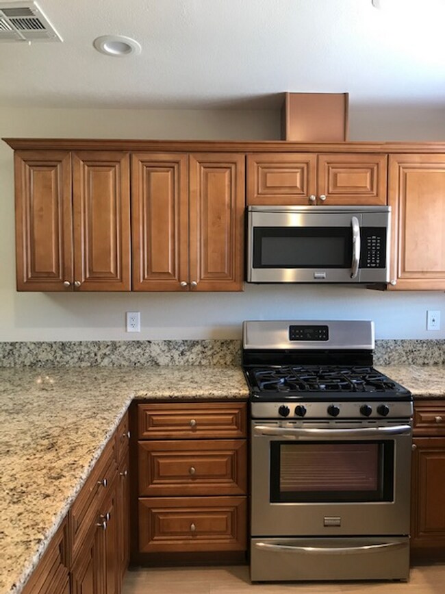 Building Photo - COMING SOON!! 2 Bed 2.5 Bath Apartment in ...