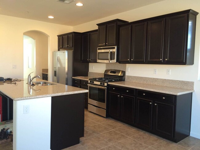 Building Photo - BEAUTIFUL  4+2 - $2550+$2550 Deposit - 93313