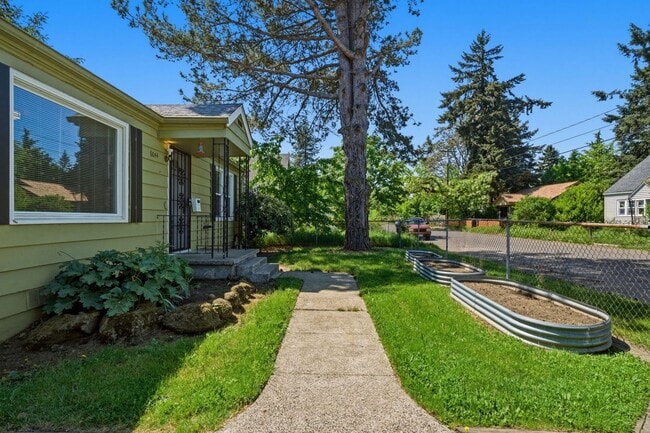 Building Photo - Updated Single-Level Home with Modern Kitchen, Natural Light & Parking