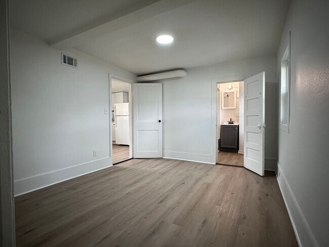 Building Photo - 303 Weston Ave