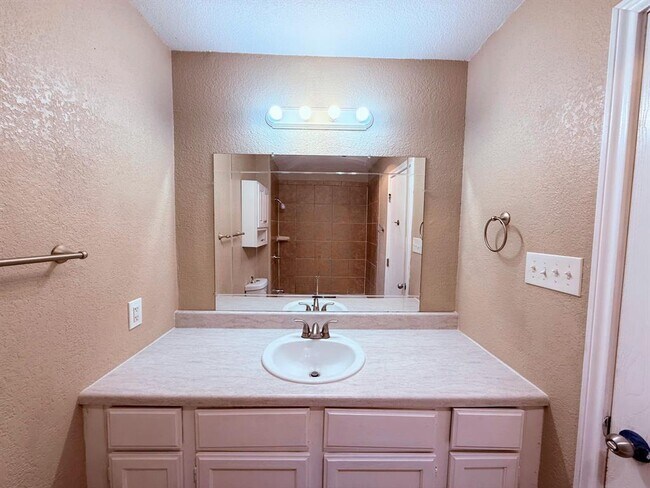 Building Photo - 12314 Thompkins Dr
