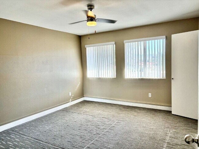 Building Photo - 2 Bedrooms Townhome Availble For Rent in I...