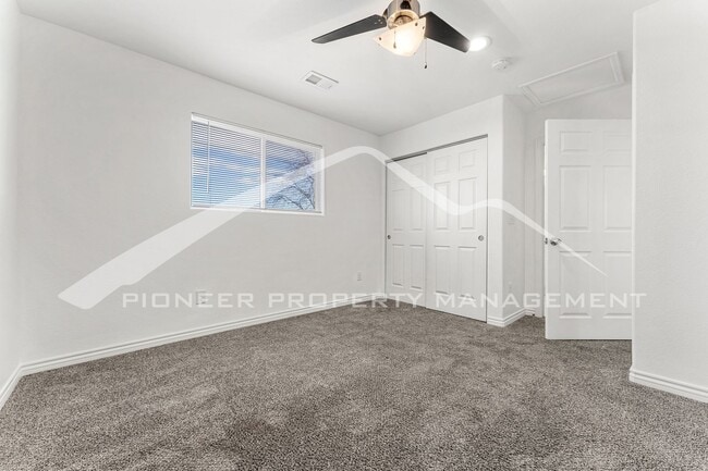 Building Photo - Upper Level Half Duplex with Central A/C and In-Unit Laundry