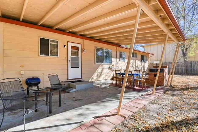 Building Photo - Cute 3 Bedroom Home in Central Colorado Sp...