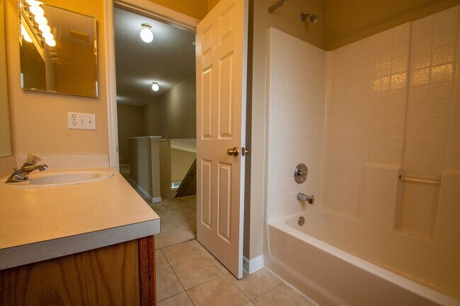 Building Photo - 421 Lockbreeze Dr