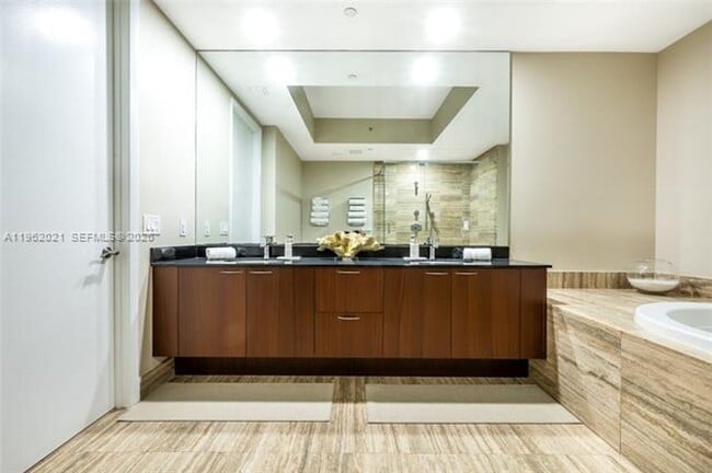 Building Photo - 15901 Collins Ave