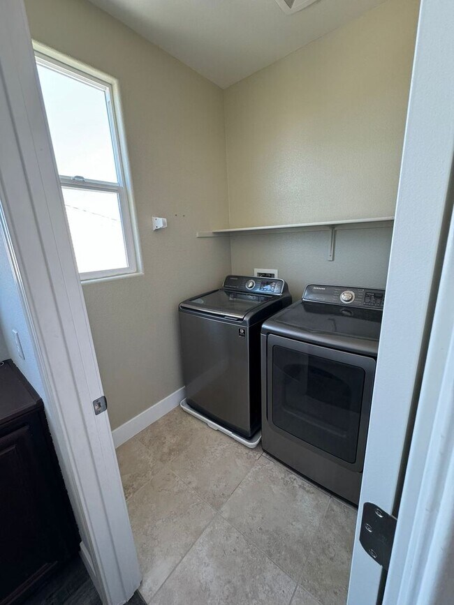 Building Photo - Stunning 4/3 in Roseville! 2 Car Garage!
