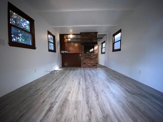 Building Photo - 4845 Agnes Ave