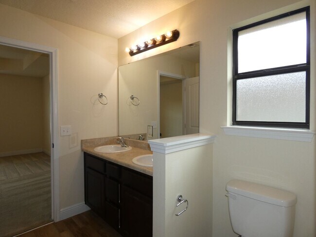 Building Photo - Charming 3-Bedroom Home