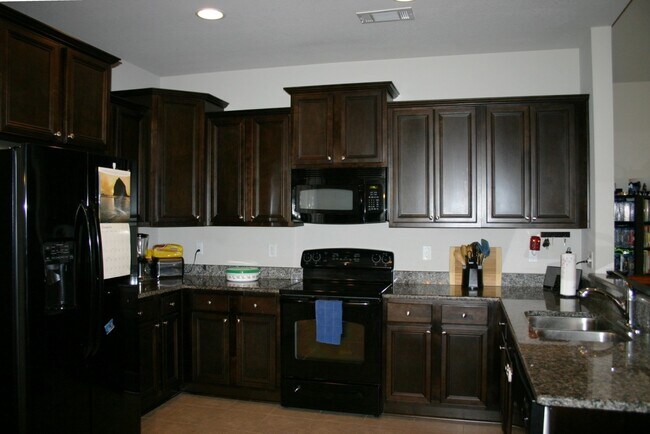 Building Photo - Great South Crestview Location!
