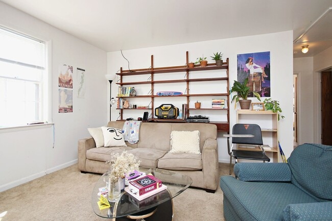 Building Photo - Walkable Top-Floor 2BR Near UVA Grounds, Medical Center & Downtown