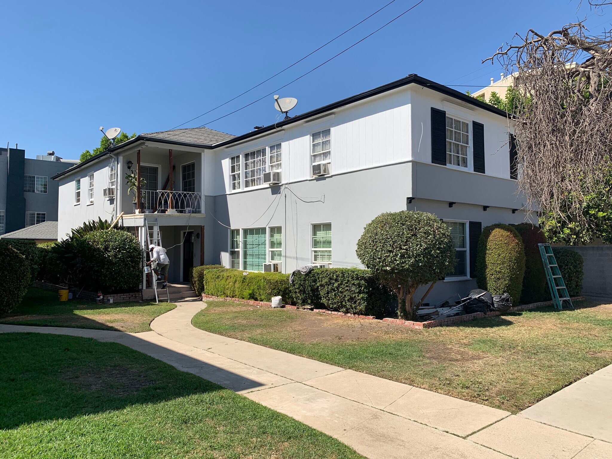 Small 4 unit quiet complex - 4411 Ensign Ave