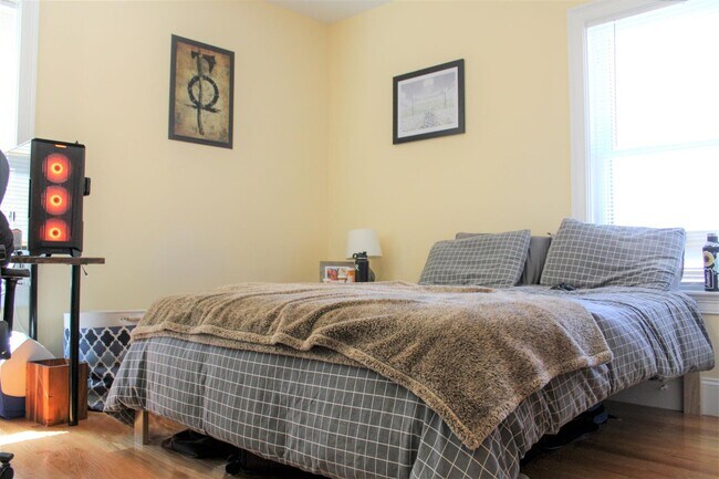 Building Photo - 116 Holland St