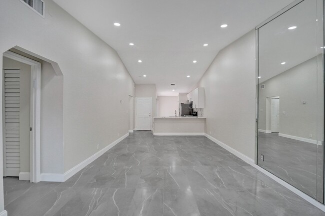 Building Photo - Beautifully Renovated 3BR/2BA Townhome in ...