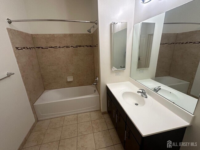 Building Photo - 88 Roosevelt Ave