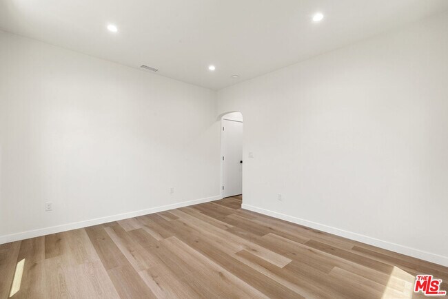Building Photo - 1305 Lucile Ave