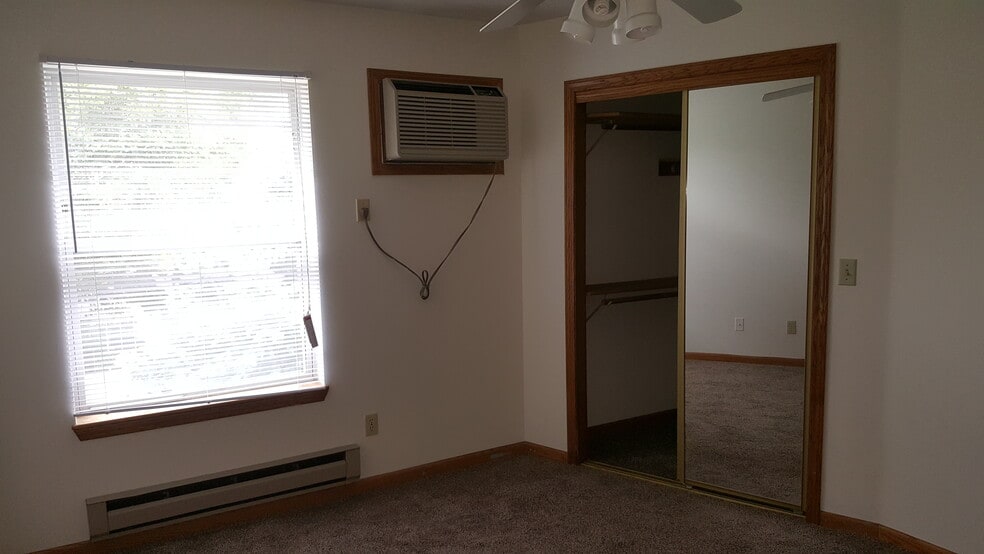 Building Photo - 1929 Victory St