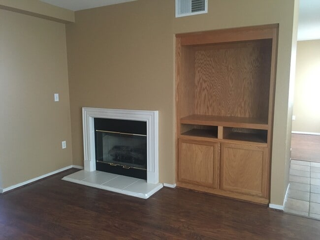 Building Photo - Split Level 4 Bedroom  2.5 Bath Town Home