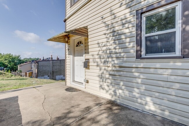 Building Photo - Available MAY 2026 - Beautiful 2 bedroom home in Mt Washington!