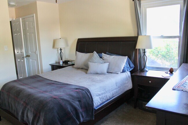 Building Photo - 3BD/2.5BA Home minutes from Dam Neck!  Full fenced Back yard!!