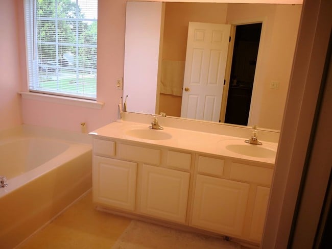 Building Photo - 17 Trailstream Dr