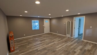 Building Photo - 655 W Beverly Dr