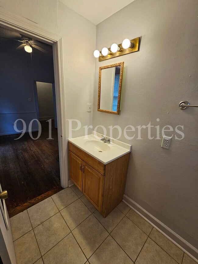 Building Photo - 582 Loeb St