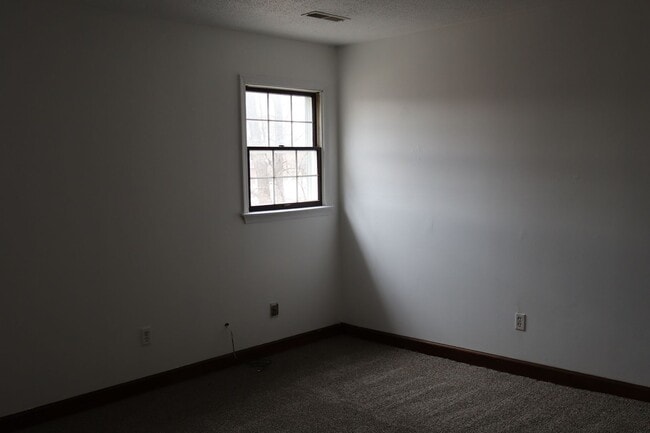 Building Photo - 2305 Southridge Dr