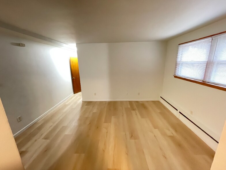 Building Photo - 616 Ivy Ave E