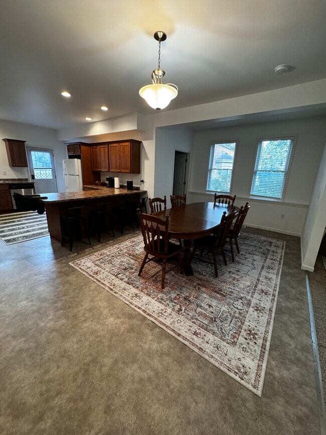 Building Photo - 920 Center Pl