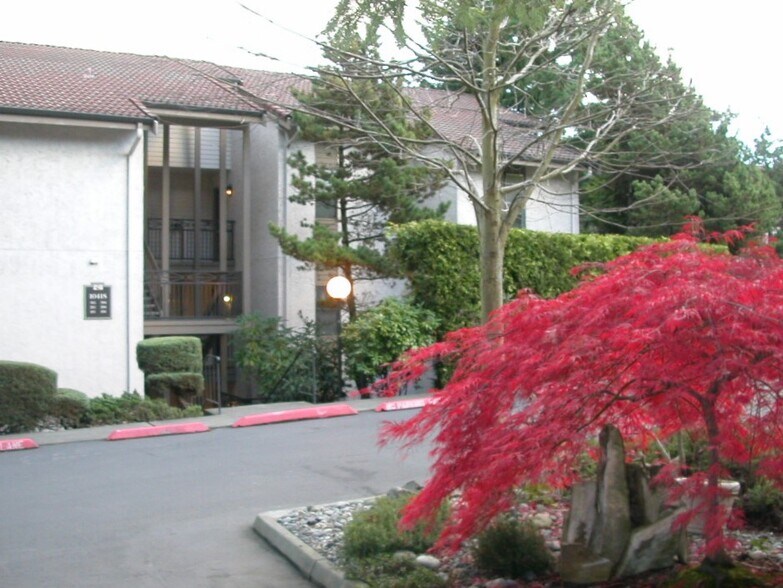 Building Exterior - 10418 Northeast 32nd Place